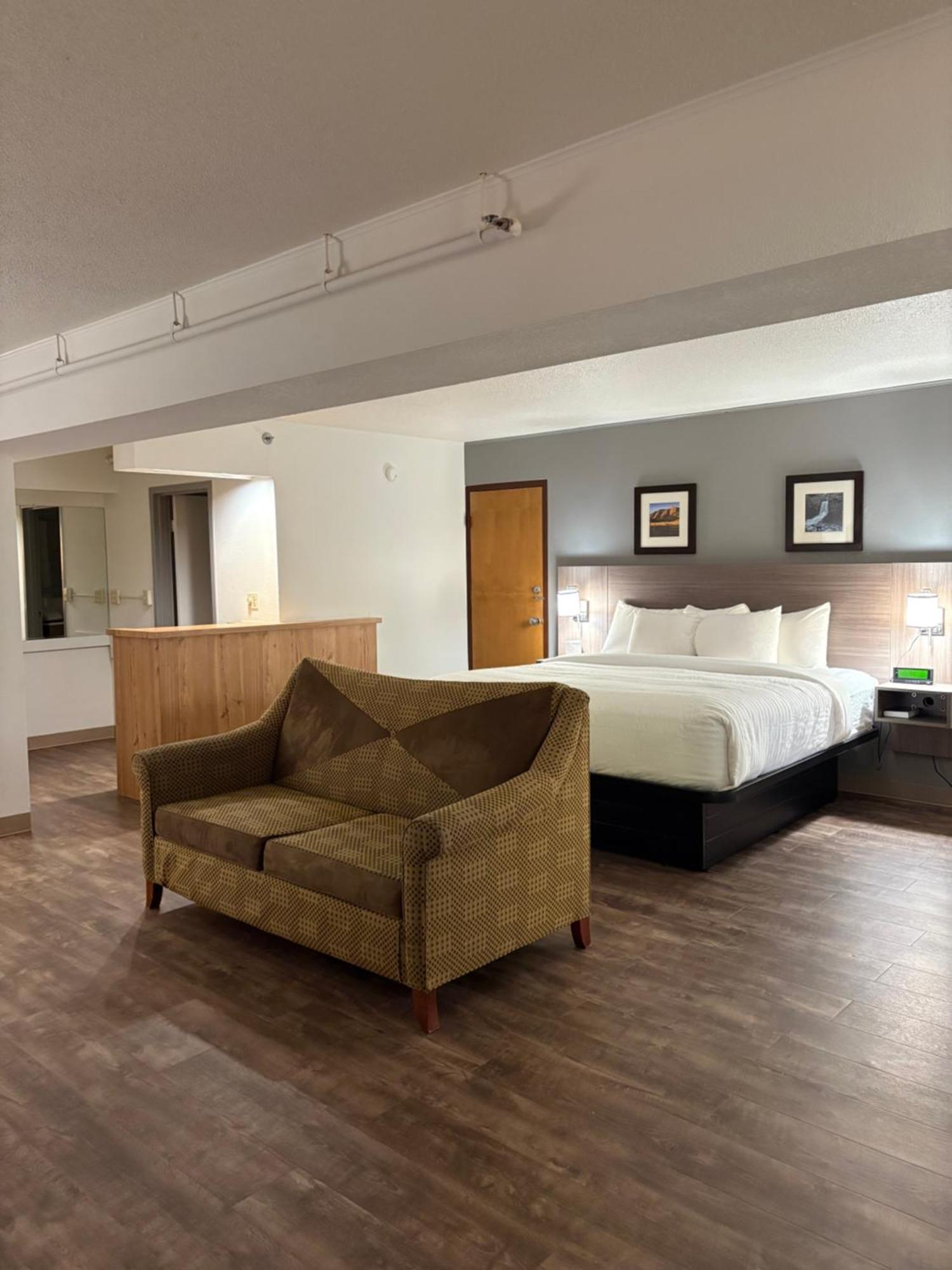 קירני Clarion Inn & Suites And Convention Center מראה חיצוני תמונה