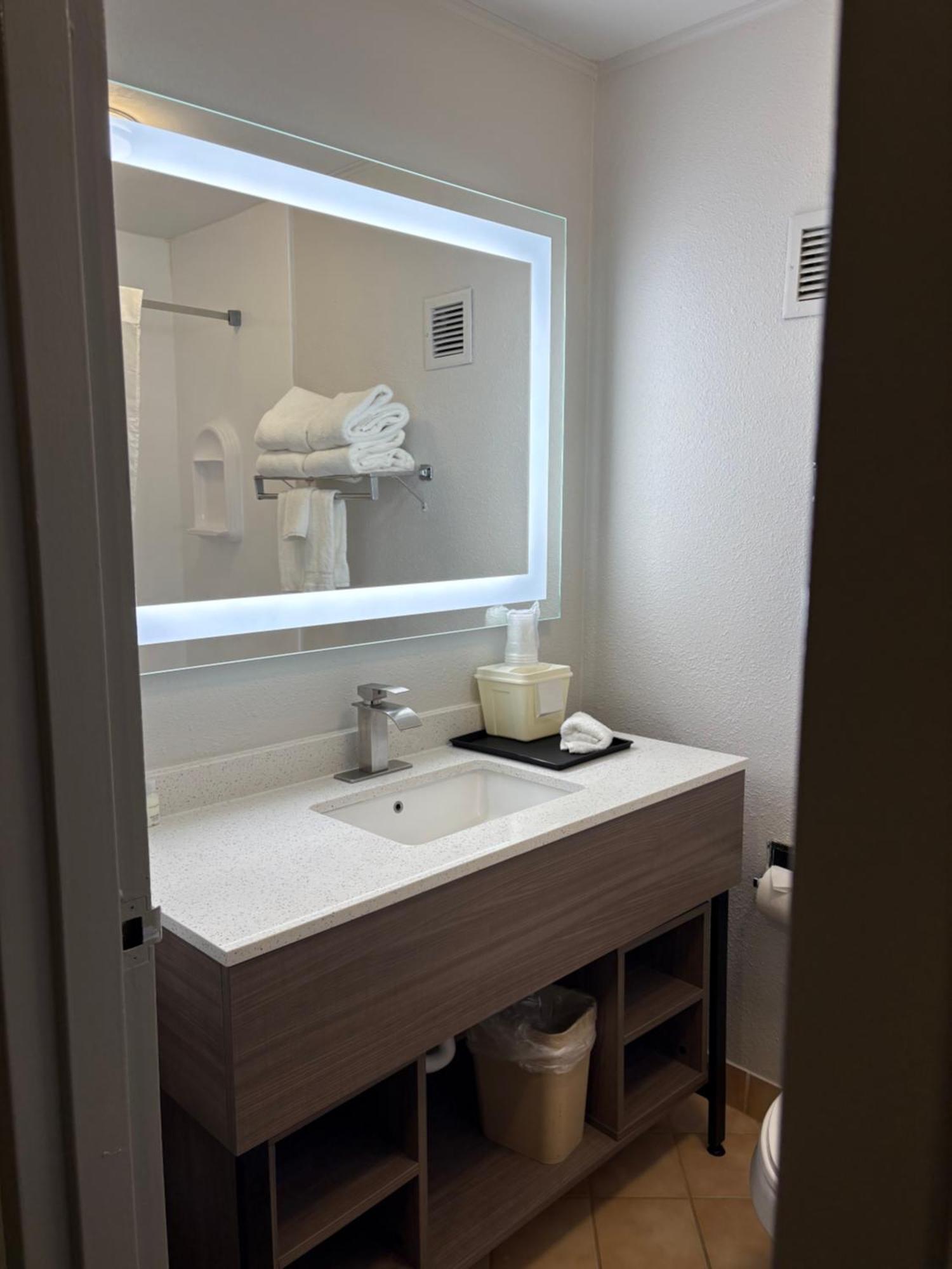 קירני Clarion Inn & Suites And Convention Center מראה חיצוני תמונה