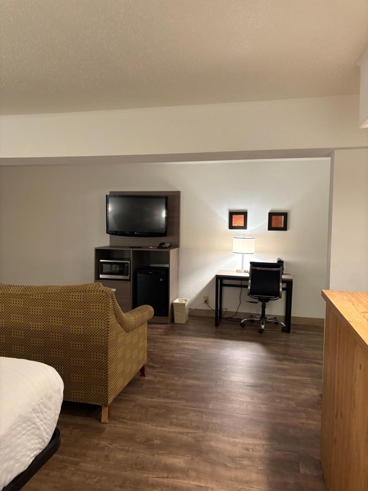 קירני Clarion Inn & Suites And Convention Center מראה חיצוני תמונה