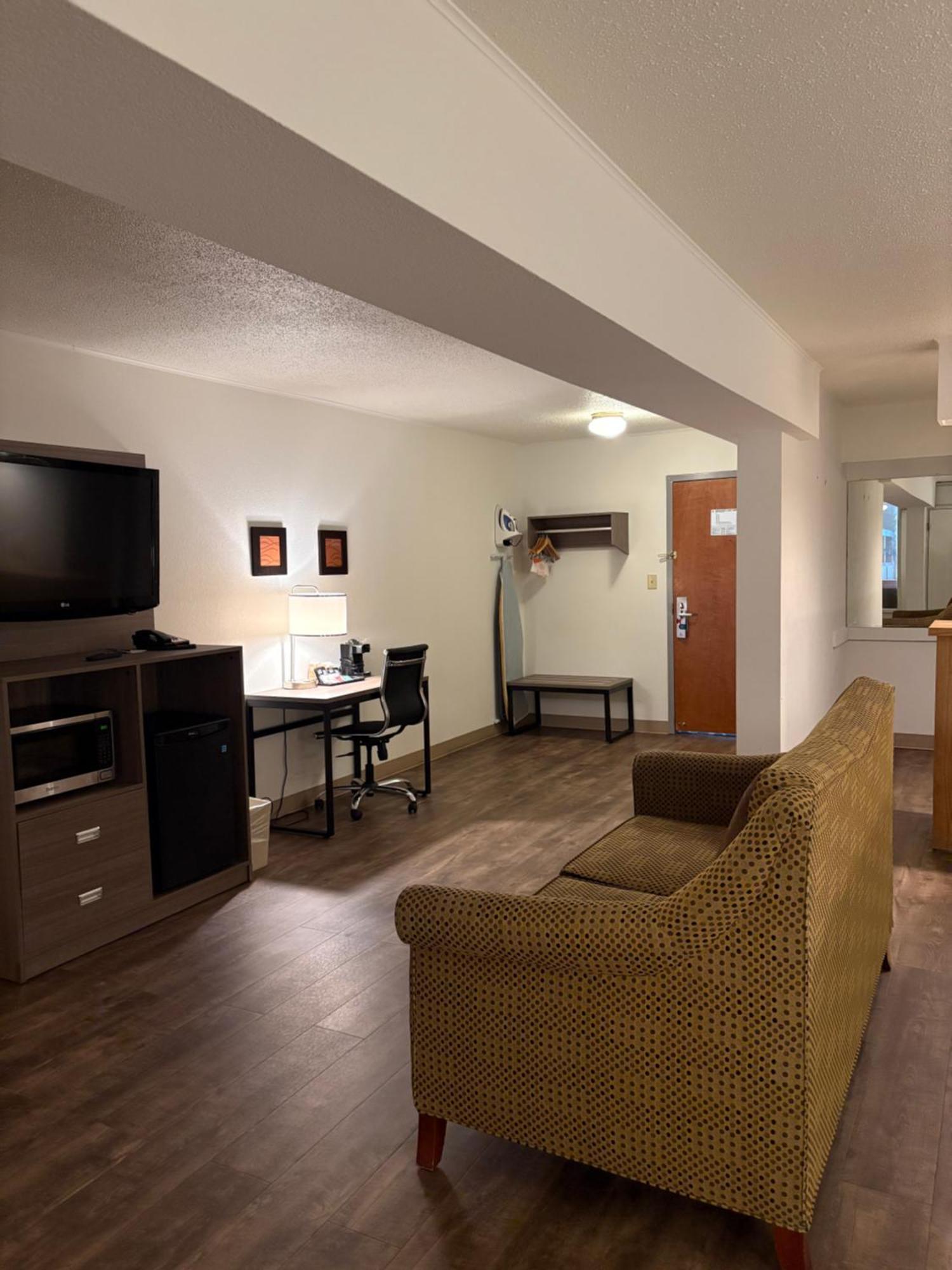 קירני Clarion Inn & Suites And Convention Center מראה חיצוני תמונה