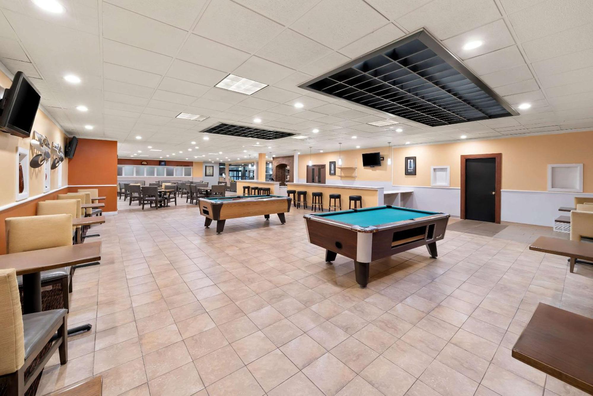 קירני Clarion Inn & Suites And Convention Center מראה חיצוני תמונה