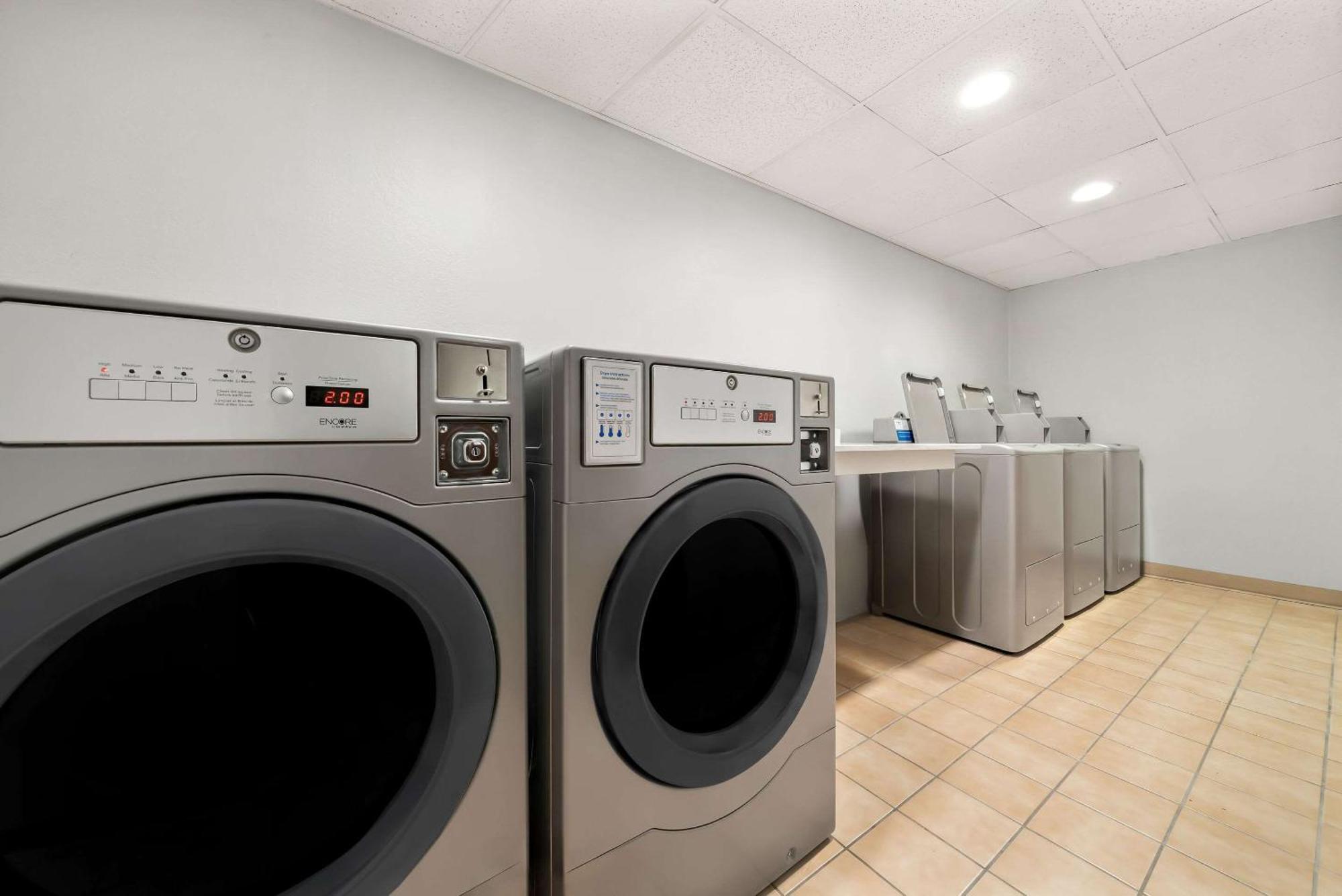 קירני Clarion Inn & Suites And Convention Center מראה חיצוני תמונה