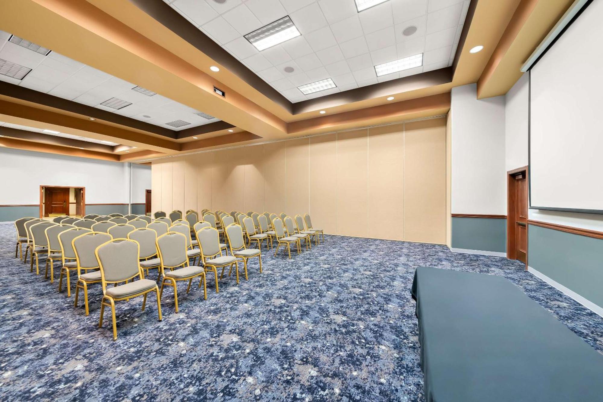 קירני Clarion Inn & Suites And Convention Center מראה חיצוני תמונה