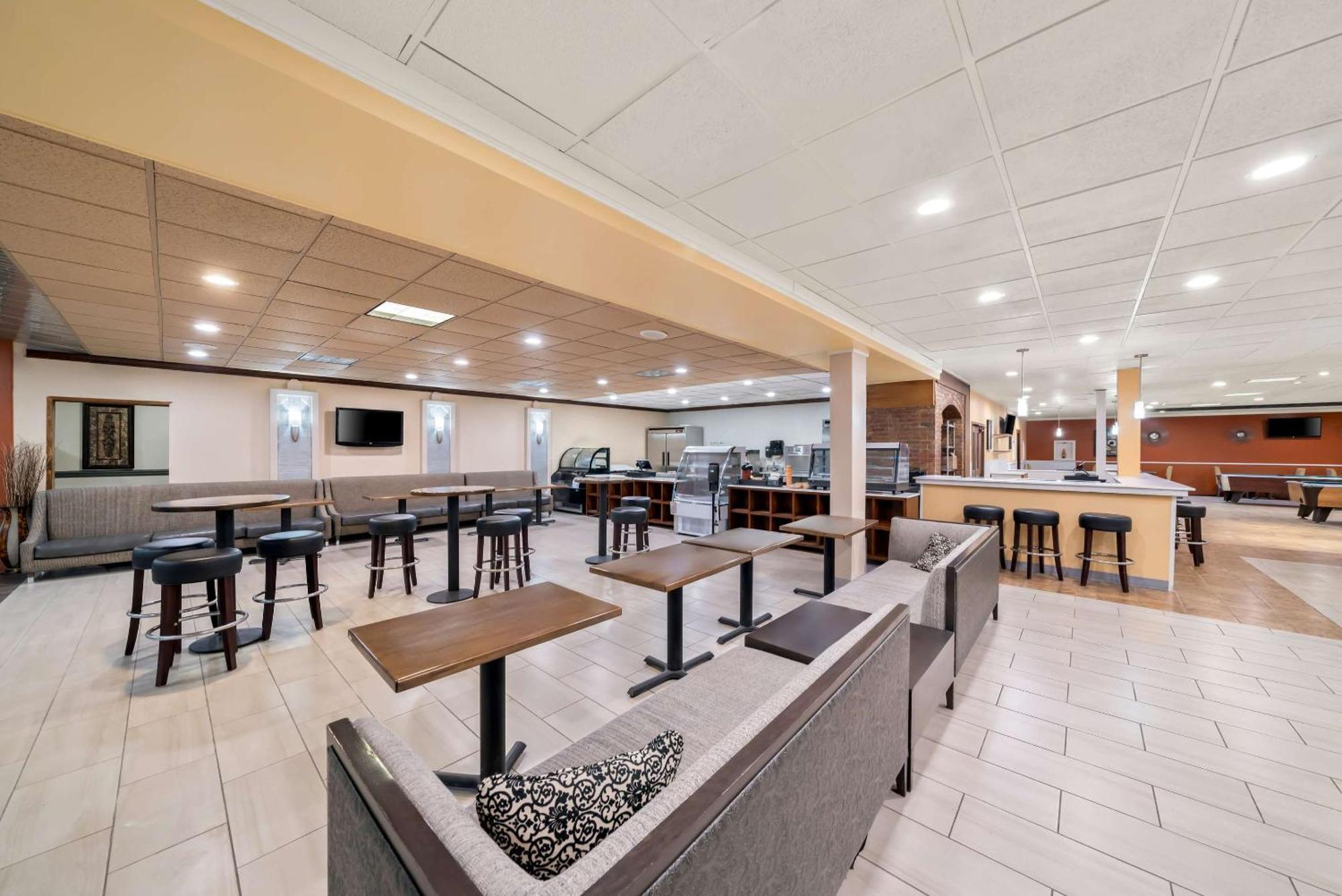 קירני Clarion Inn & Suites And Convention Center מראה חיצוני תמונה
