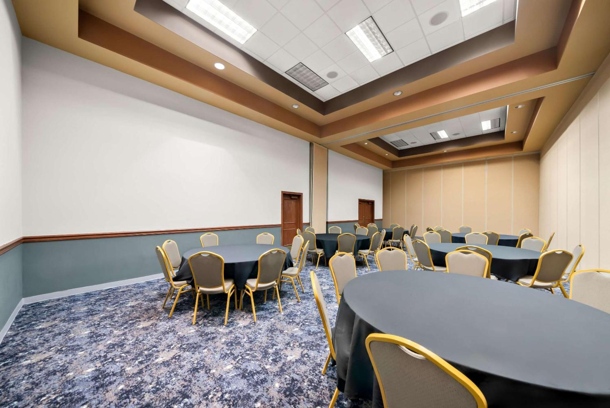קירני Clarion Inn & Suites And Convention Center מראה חיצוני תמונה
