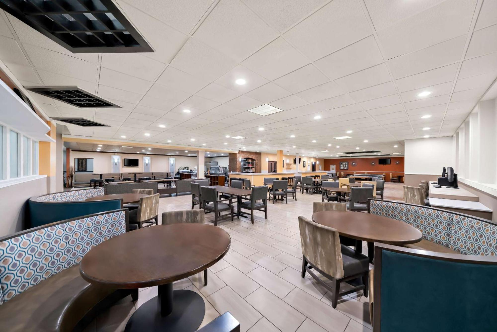 קירני Clarion Inn & Suites And Convention Center מראה חיצוני תמונה
