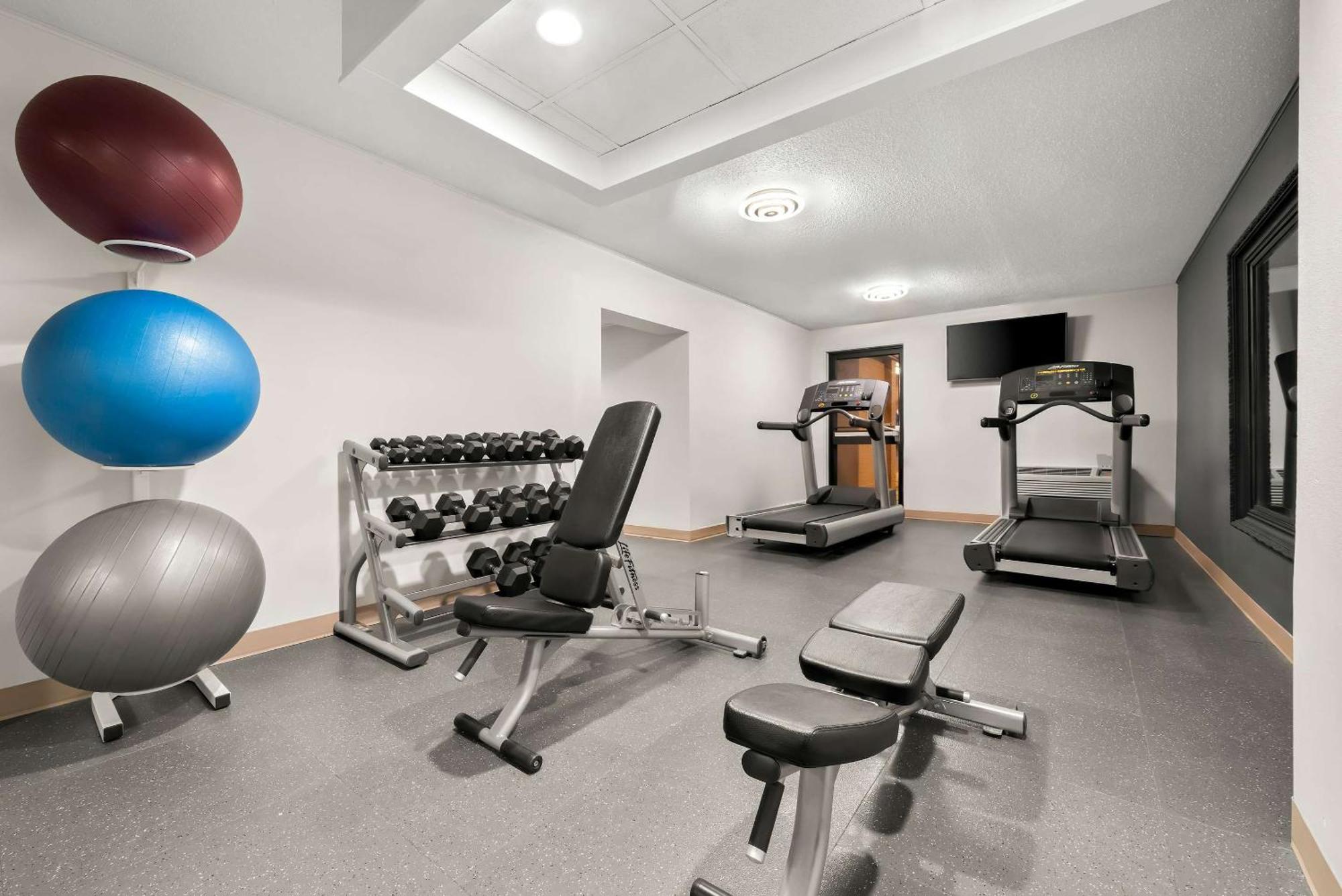 קירני Clarion Inn & Suites And Convention Center מראה חיצוני תמונה