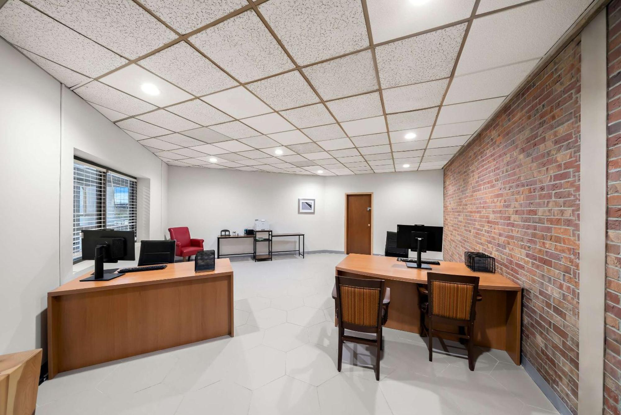 קירני Clarion Inn & Suites And Convention Center מראה חיצוני תמונה