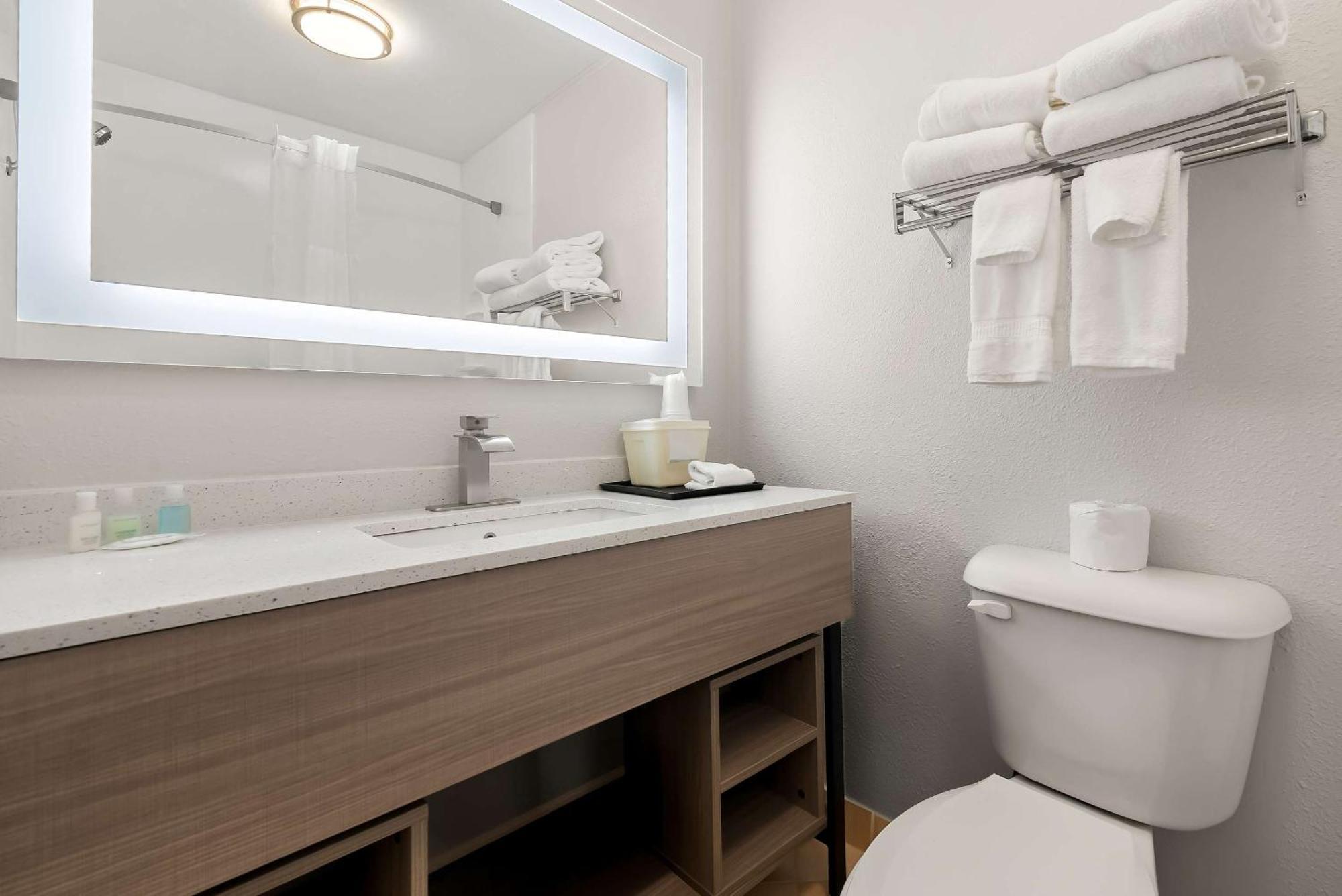 קירני Clarion Inn & Suites And Convention Center מראה חיצוני תמונה
