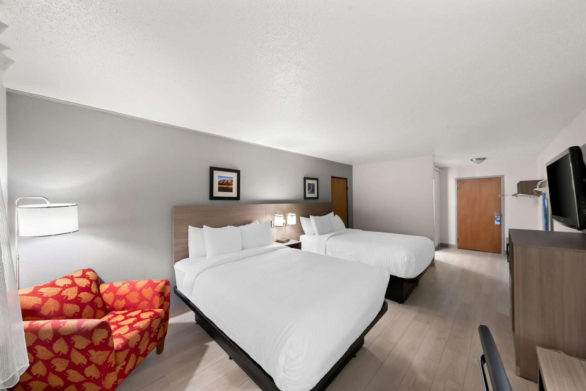 קירני Clarion Inn & Suites And Convention Center מראה חיצוני תמונה