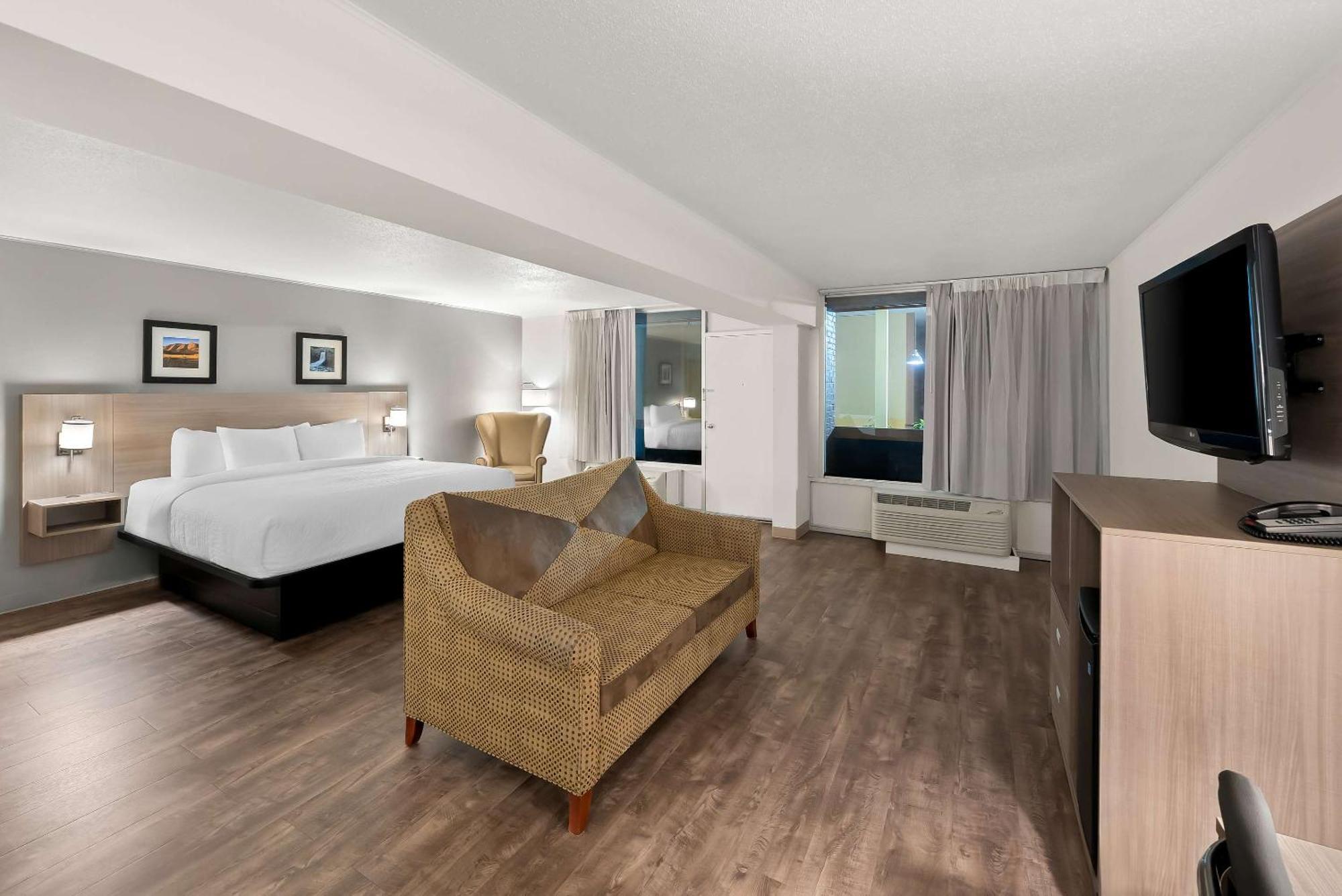 קירני Clarion Inn & Suites And Convention Center מראה חיצוני תמונה