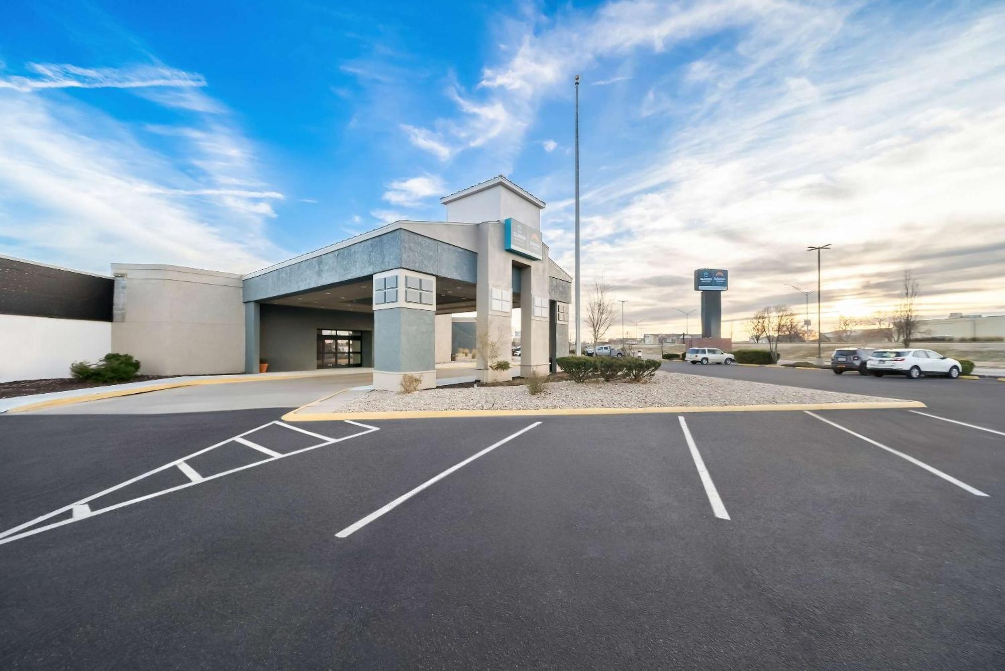קירני Clarion Inn & Suites And Convention Center מראה חיצוני תמונה